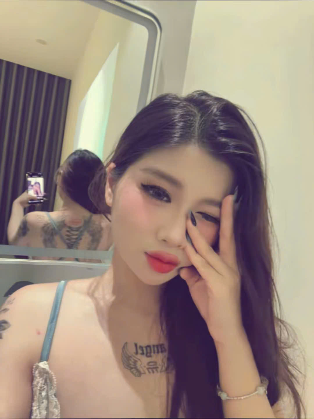 Rose mirror selfie
